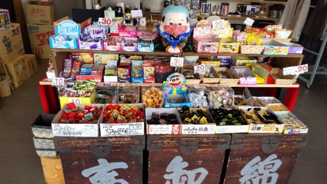 西原糸店内の駄菓子売り場の様子を撮影した写真